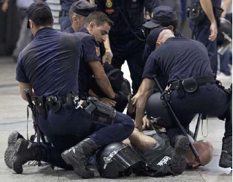 Represion huelga 17S Madrid 2012 1.jpg
