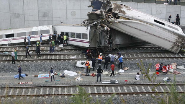 treintena-muertos-accidente-tren-Santiago_TINIMA20130724_1305_5.jpg