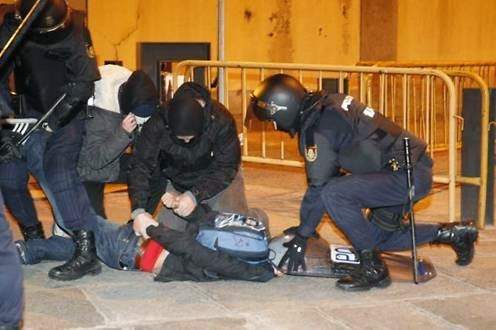 INFLITRADOS_POLICIA_ENCAPUCHADOS.jpg