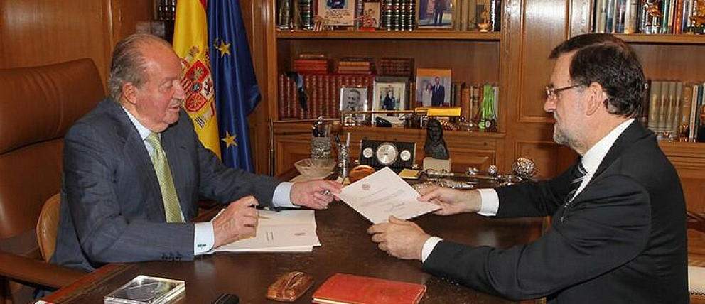 el-rey-entrega-a-mariano-rajoy-el-documento-de-la-abdicacion-twitter-casa-real.jpg
