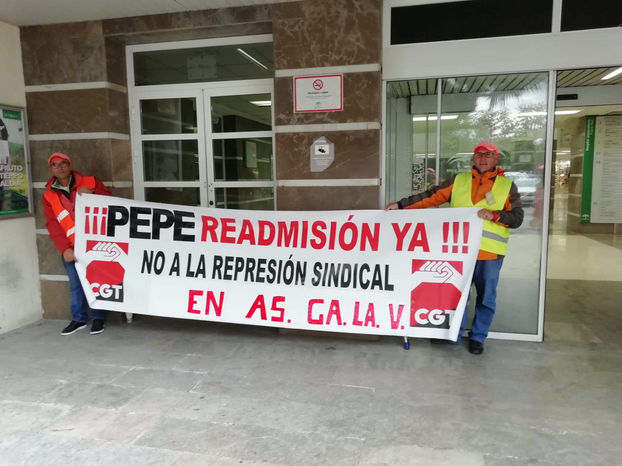 Imagen de Huelga indefinida en el aparcamiento del Hospital de Puerto Real por el despido de un trabajador tras reclamar la mejora de las condiciones laborales