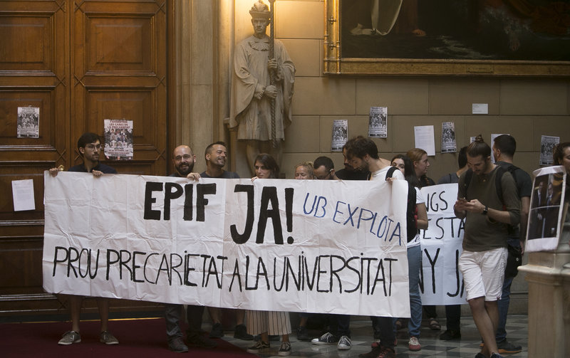 Vaga dels doctorands de la UB, estaran amb pancartes a l'edifici històric de la Gran Via.