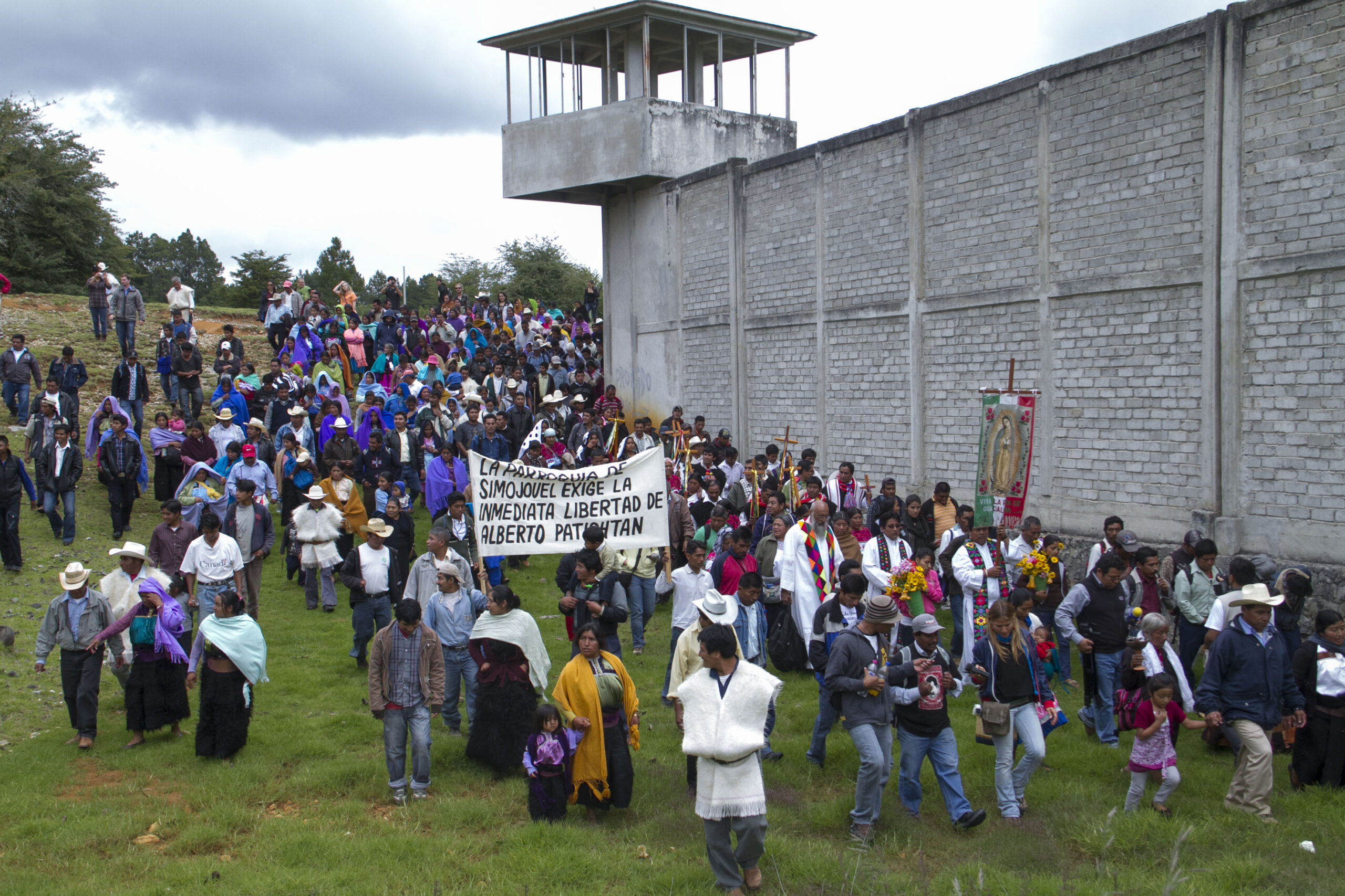 San Cristobal de Las Casas, Chiapas. 19 de junio de 2013.
Aproximadamente 600 indigenas tzotziles integrantes del movimiento del pueblo del bosque por la libertad de Alberto Patisthtan y El Pueblo Creyente grita que el dia de hoy se congregaron en el CERESS no. 5 de San Cristobal de Las Casas para exigir la libertal del preso politico que hoy que cumple 13 anos de reclusion con una condena de 60 anos.
Foto: Moyses Zuniga Santiago.