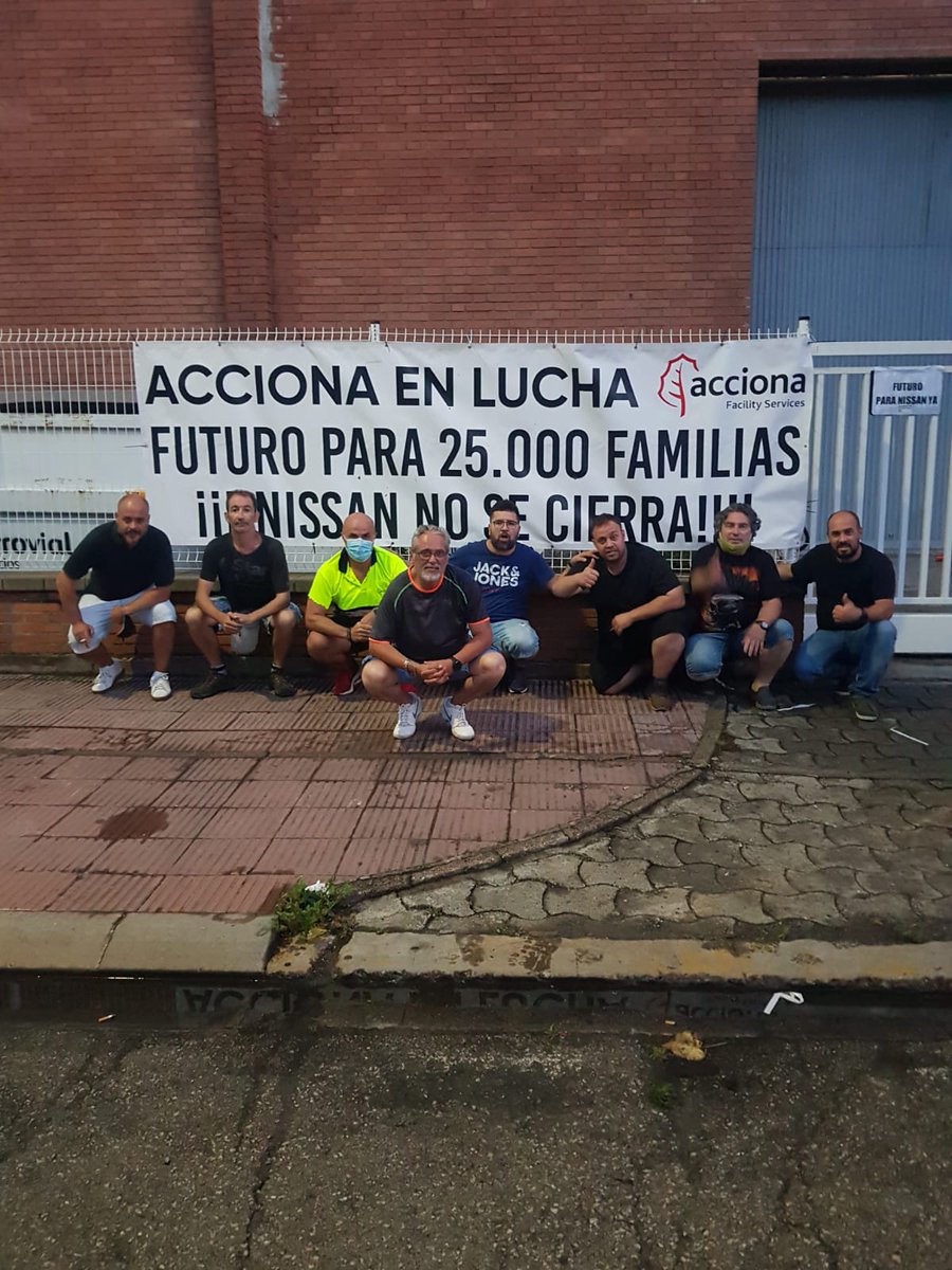 Imagen de CGT paraliza la salida de camiones de los almacenes de Nissan en Barcelona
