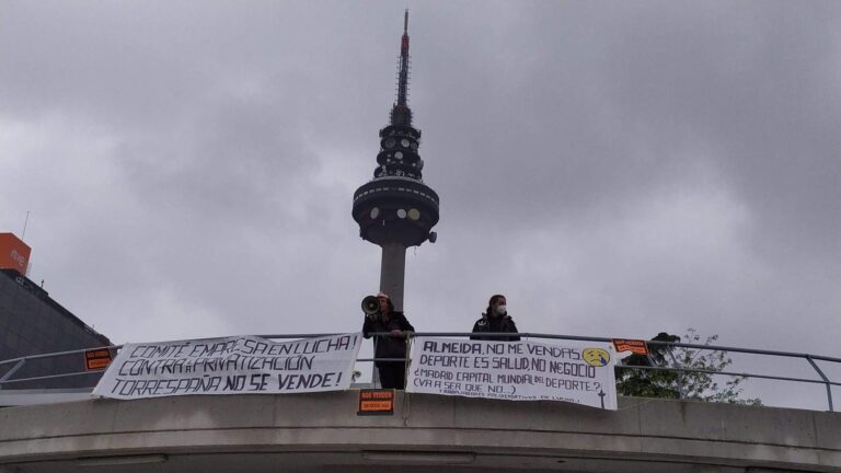 CGT participa en el encierro en el polideportivo Torrespaña para impedir que el consistorio madrileño lo privatice