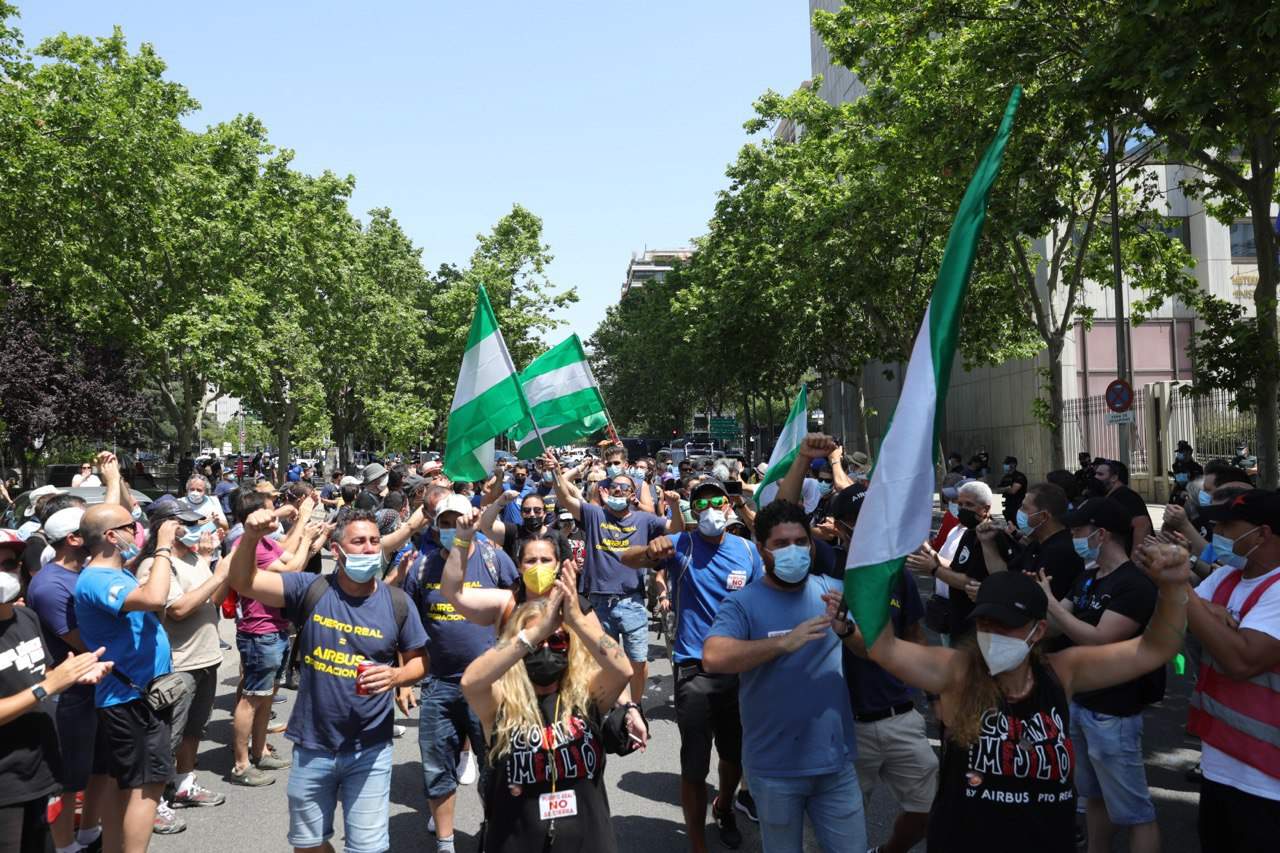 Imagen de Los trabajadores de Airbus llegan hasta el Ministerio de Industria para mostrar su rechazo al cierre de la factoría de Puerto Real