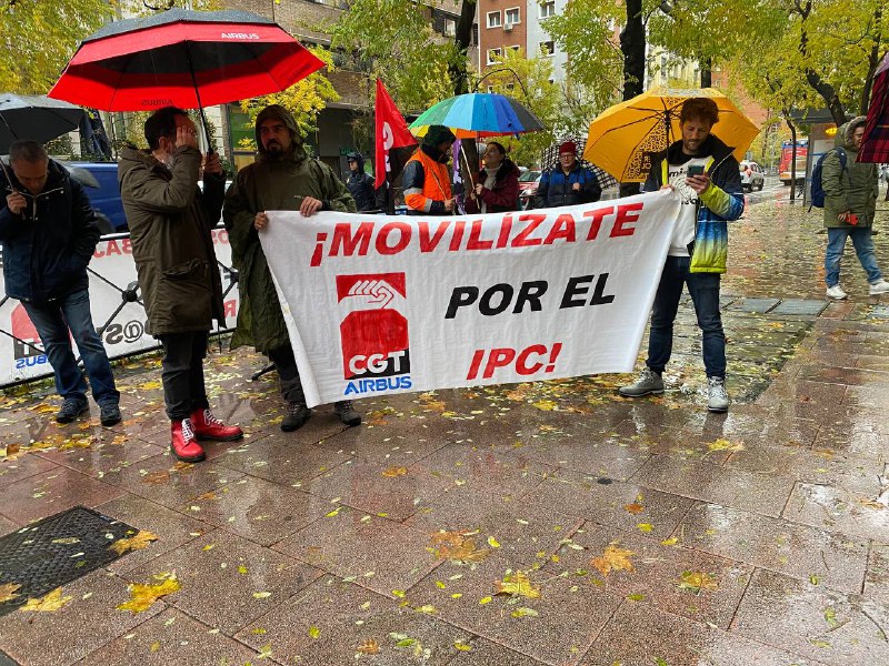 Imagen de El sector del metal de la CGT exige sueldos dignos para las trabajadoras del sector ante la sede de la CEOE