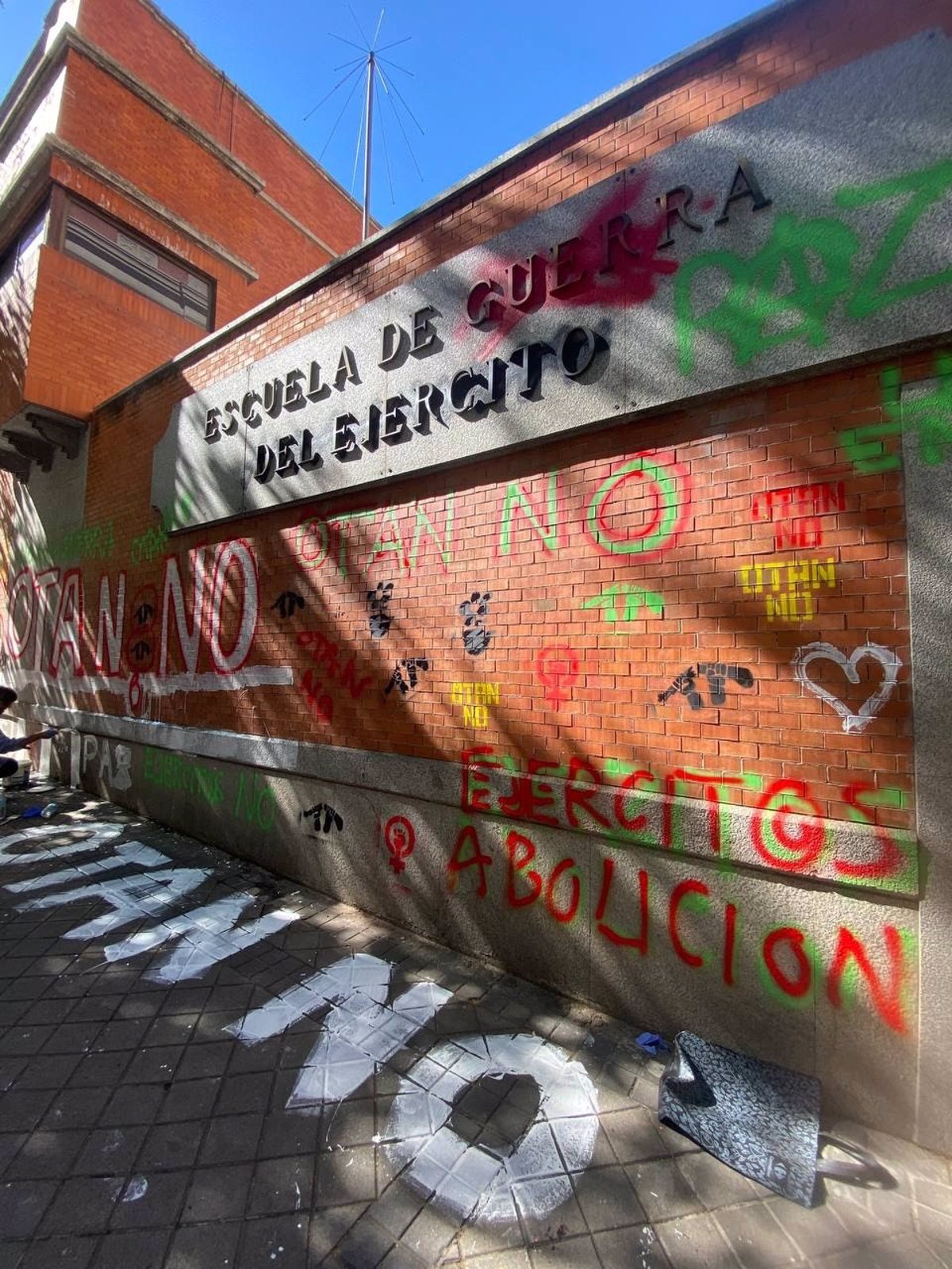 28/06/2022 Pintada de activistas en la Escuela de Guerra del Ejército por la cumbre de la OTAN
ESPAÑA EUROPA MADRID POLÍTICA
EXTINCTION REBELLION