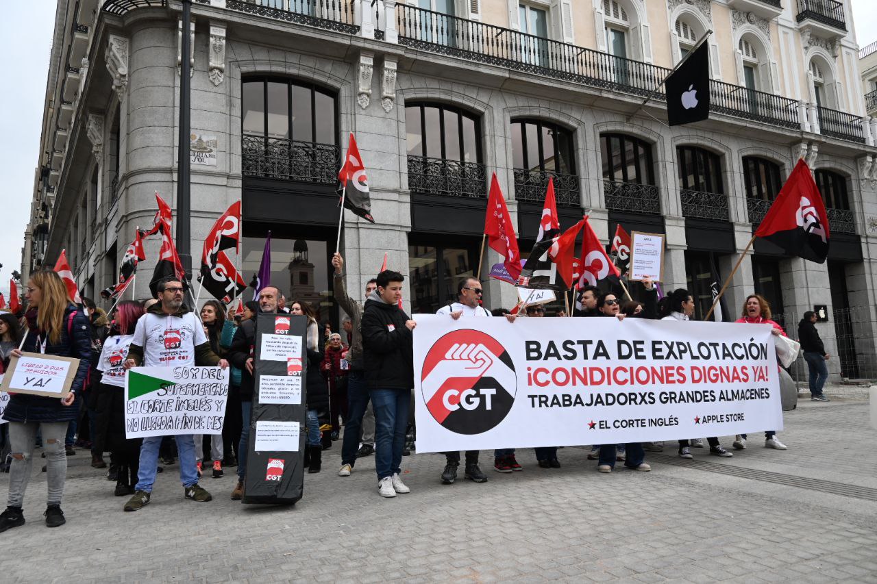 Imagen de CGT se concentra en la puerta del Sol de Madrid exigiendo mejores condiciones laborales para las trabajadoras de los grandes almacenes
