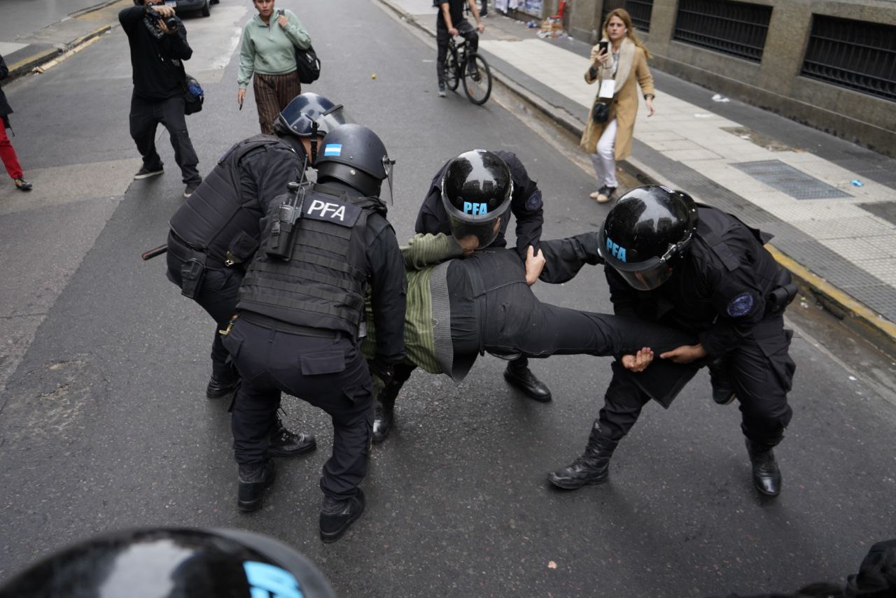 Imagen de CGT muestra su preocupación ante la represión ejercida por el Estado argentino durante las manifestaciones contra la ‘Ley de Bases’.