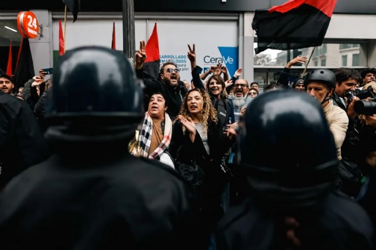 Imagen de CGT muestra su repulsa a la represión de las fuerzas policiales de Milei contra el pueblo trabajador argentino tras la aprobación parcial de la ‘Ley de Bases’