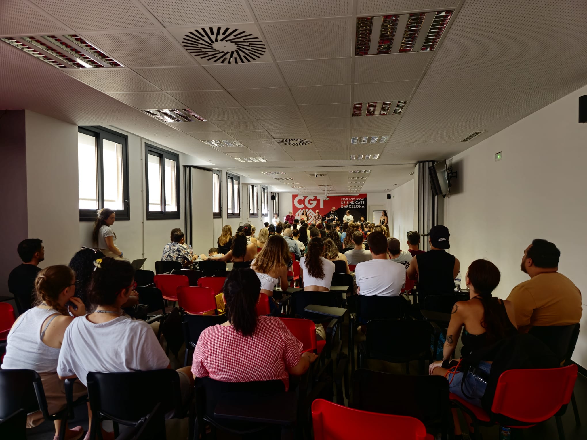 Imagen de Desconvocada, tras 97 días, la huelga indefinida de las trabajadoras de H&M en Barcelona.