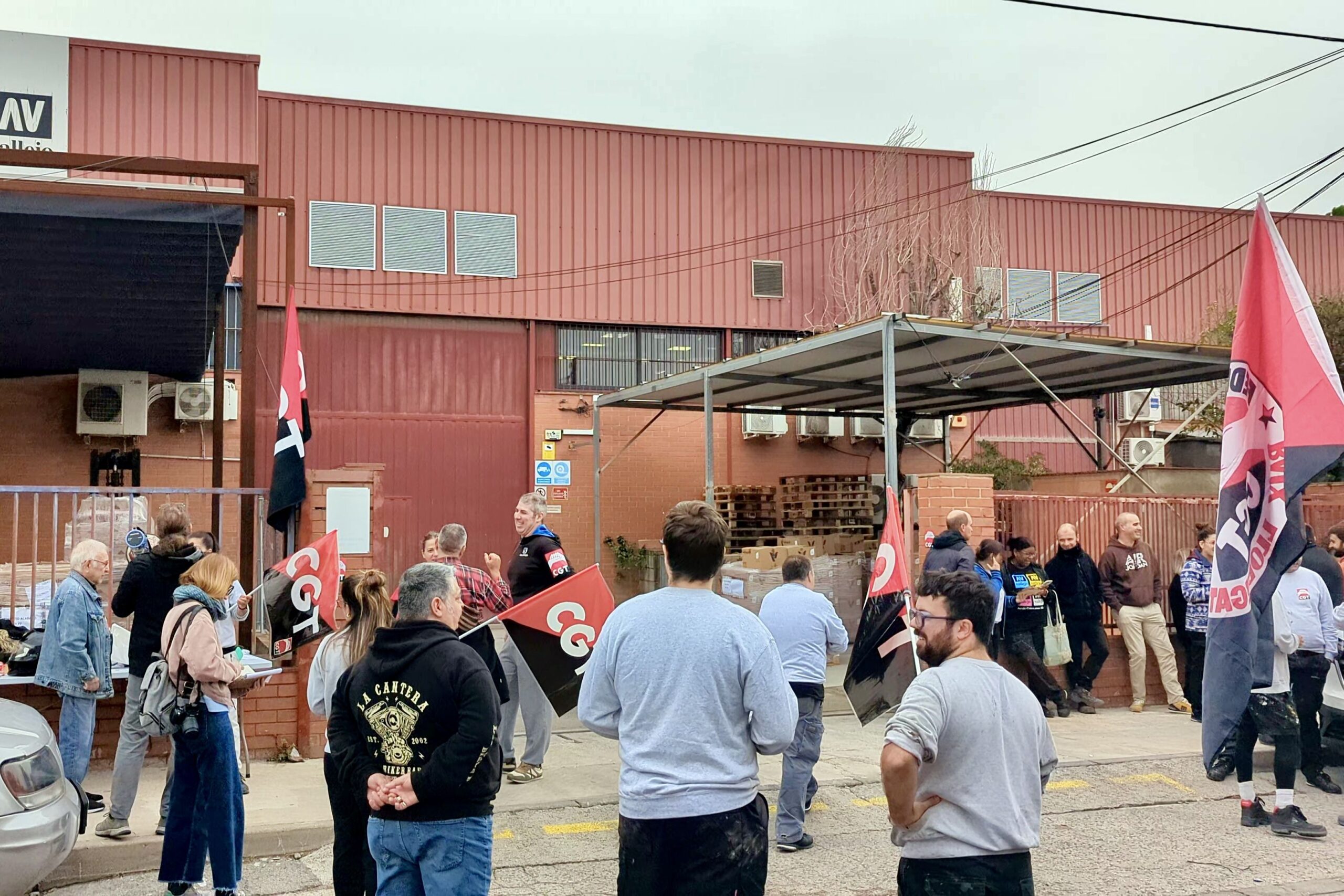 Imagen de CGT muestra su solidaridad con las trabajadoras en huelga de ACRÍLICOS VALLEJO y PEZERO.