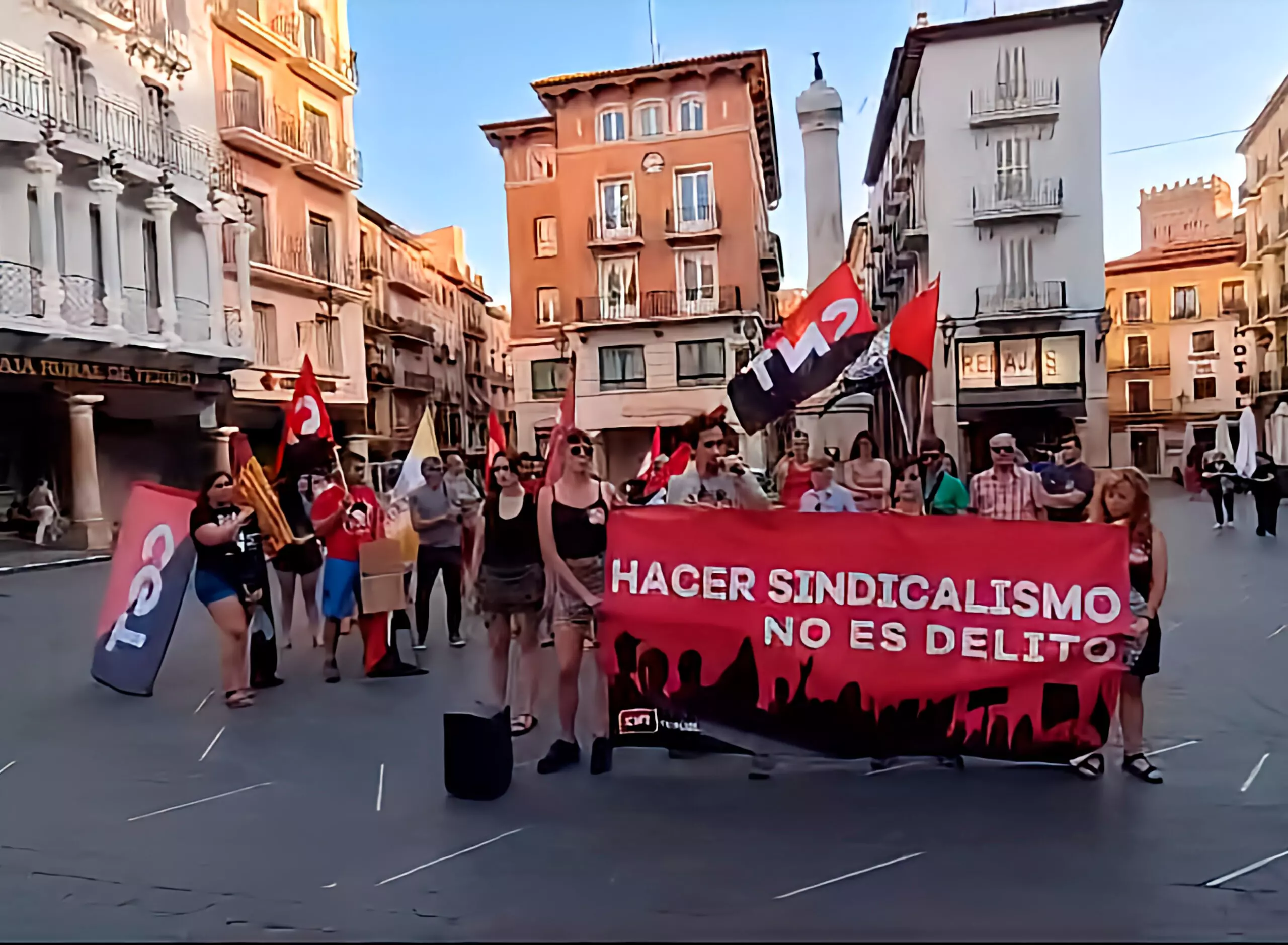 Imagen de “Somos más de seis”: CGT muestra su solidaridad con las compañeras encausadas de ‘La Suiza’.