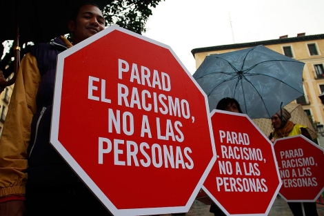 Imagen de 21 de marzo, Día Internacional Contra la Discriminación Racial:  Por el fin de los controles policiales racistas. Parad el racismo y no a las personas. #ParadElRacismo