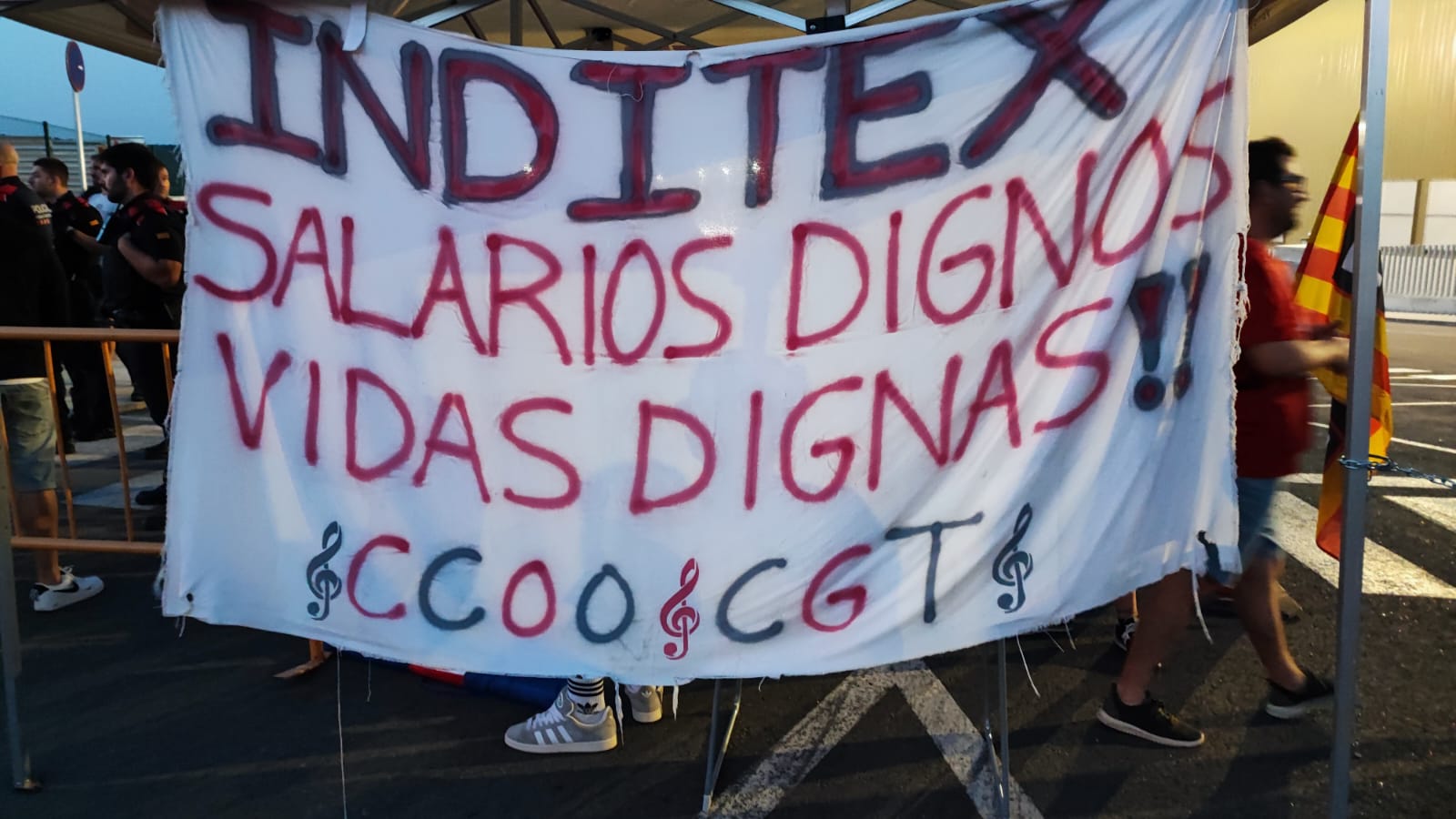 Imagen de Las trabajadoras de Stradivarius en Sallent paran por una subida salarial