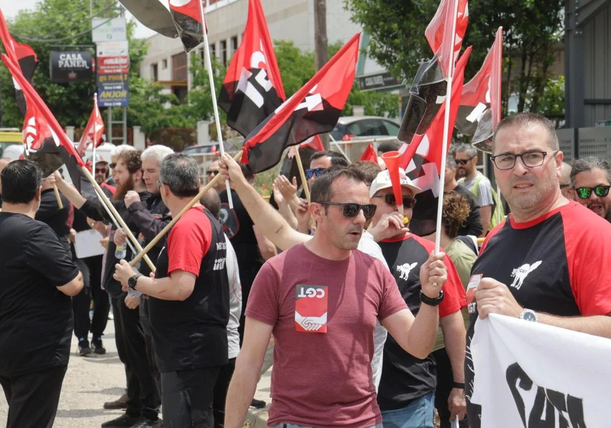 Imagen de La plantilla de ‘Saeta Die Casting’ mantiene una huelga desde finales de mayo contra la inseguridad y la precariedad en la fábrica de Valladolid