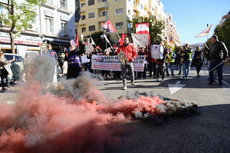 Trabajadoras del Corte Inglés se concentran ante las tiendas de los grandes almacenes para visibilizar sus condiciones laborales