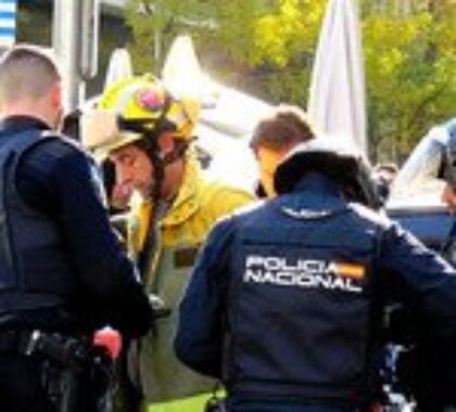 Imagen de ACABar con la imagen de la Policía Nacional: ni trabajan ni protegen.